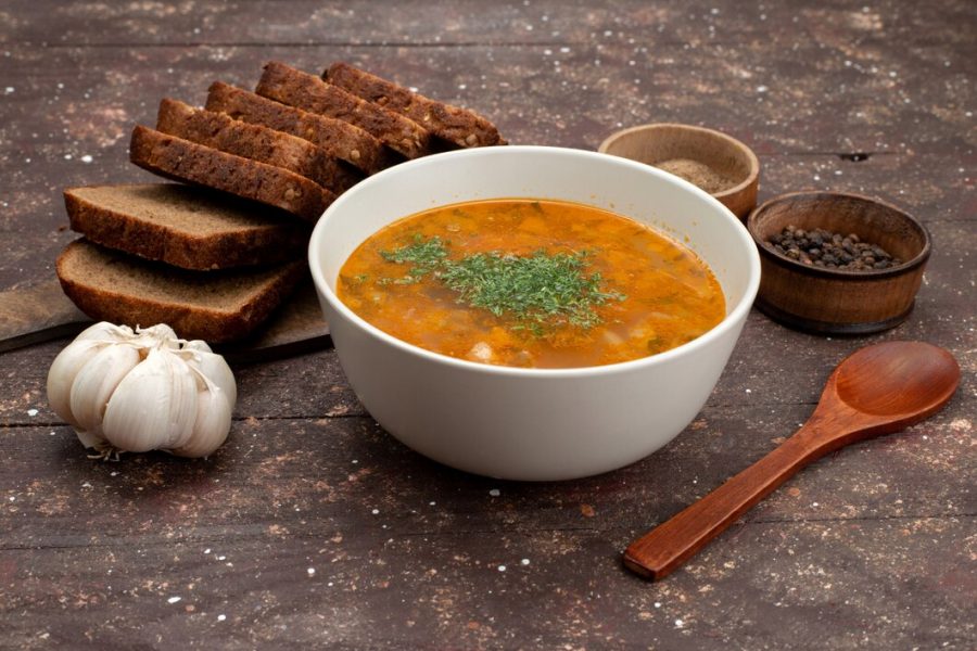 sopa-de-legumes-laranja-vista-frontal-com-pao-e-alho-no-marrom-sopa-de-comida_140725-18844